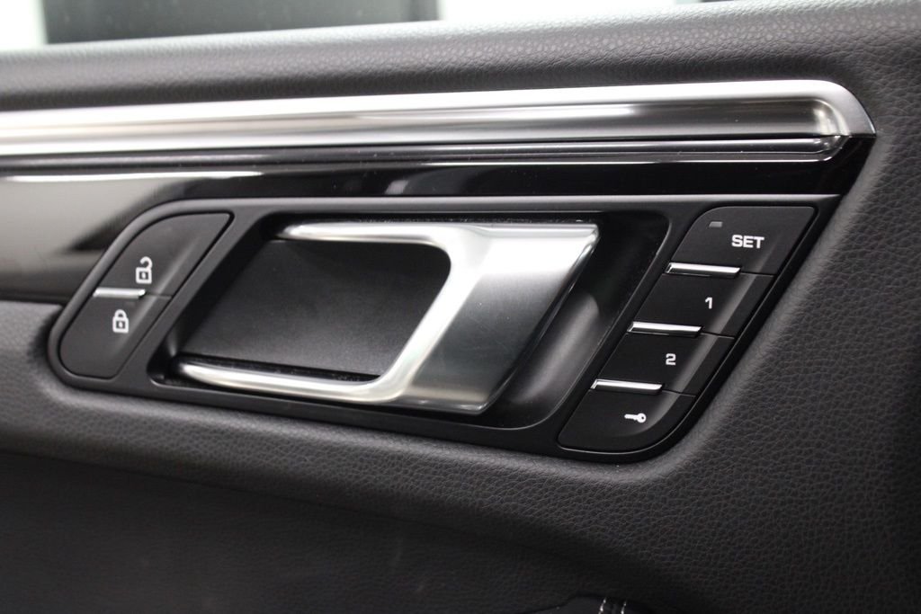 Used 2025  Porsche  image 16