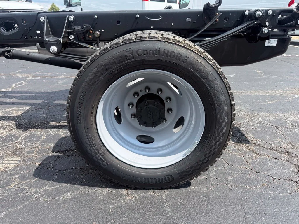 New 2026 Oxford White Ford F-450® XL image 33