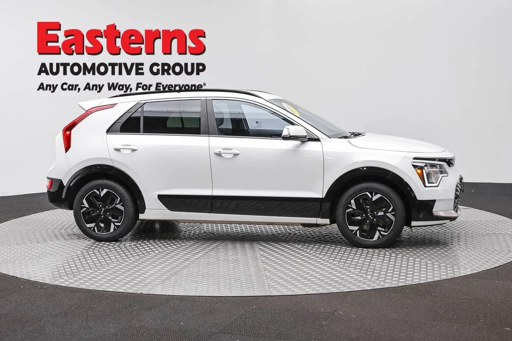 Used 2023 White Kia Wind image 4
