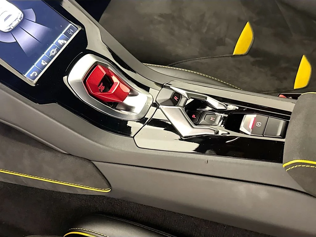 Used 2020 Yellow Lamborghini  image 17