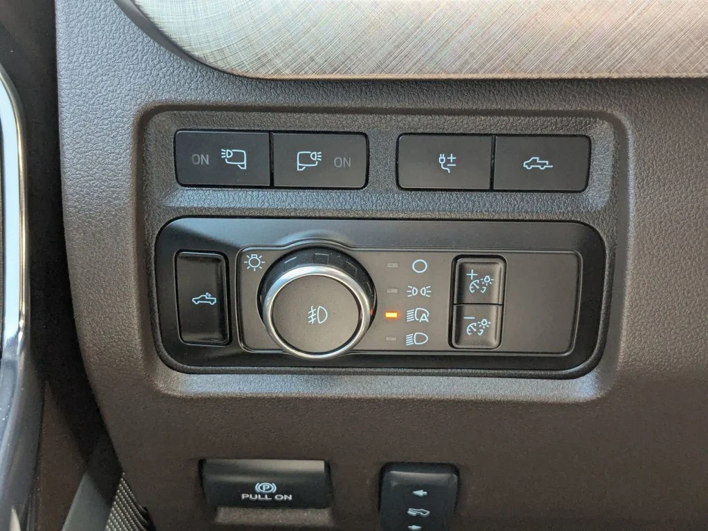 Used 2024  Ford King Ranch image 22