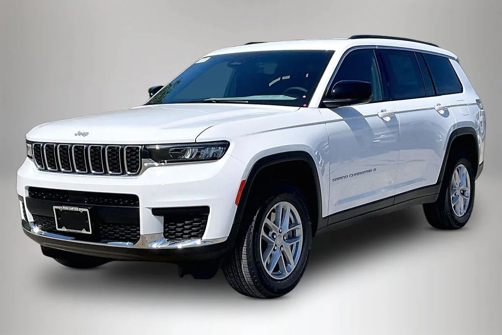 New 2026 Bright White Clear-Coat Exterior Paint Jeep Laredo image 2