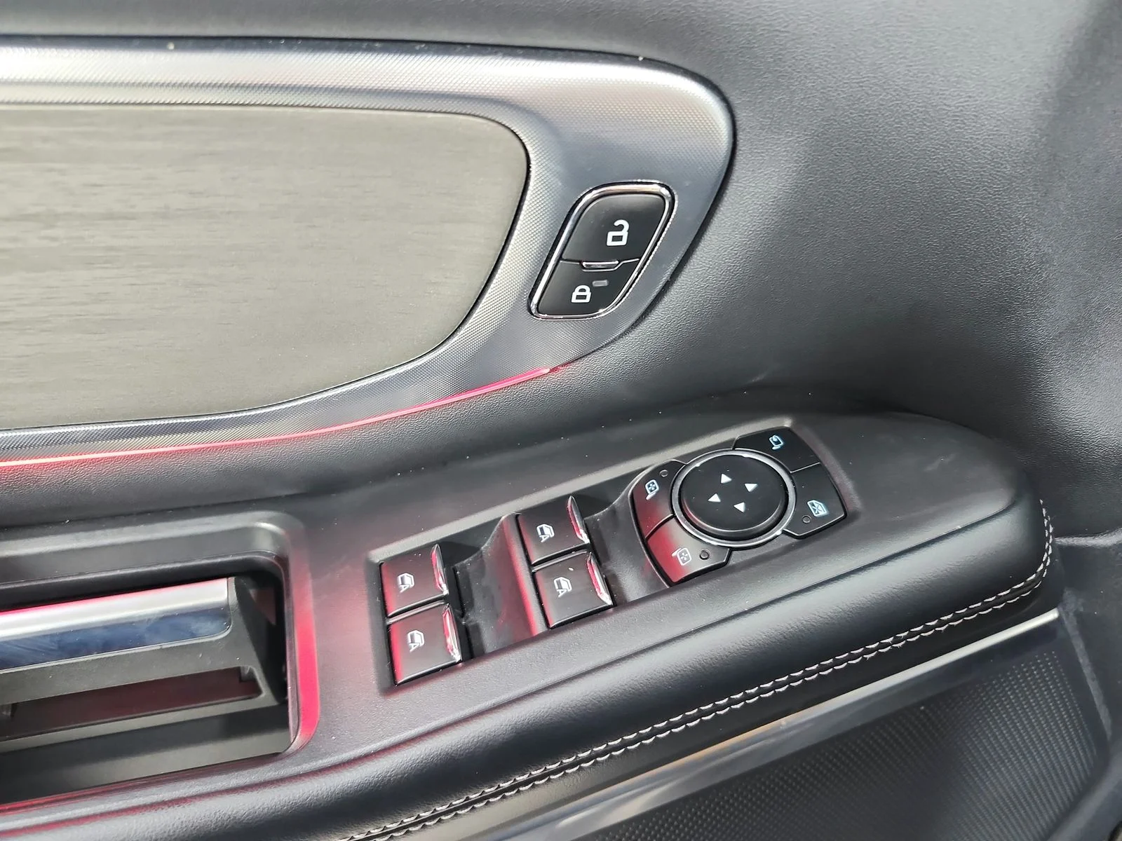 Used 2025 Agate Black Metallic Ford Platinum image 34