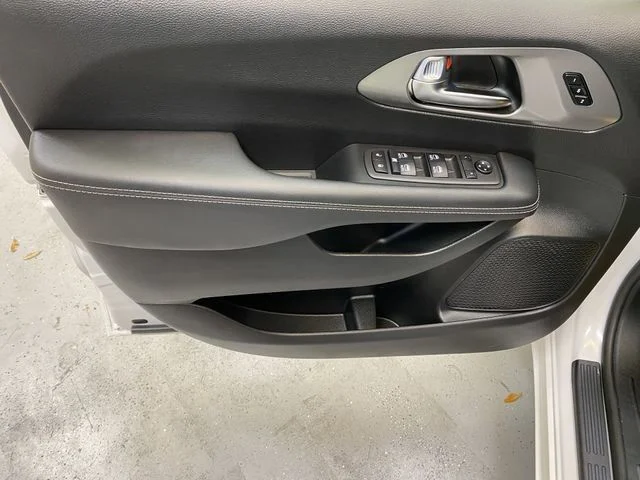 2026 Chrysler Pacifica Select - Photo 21