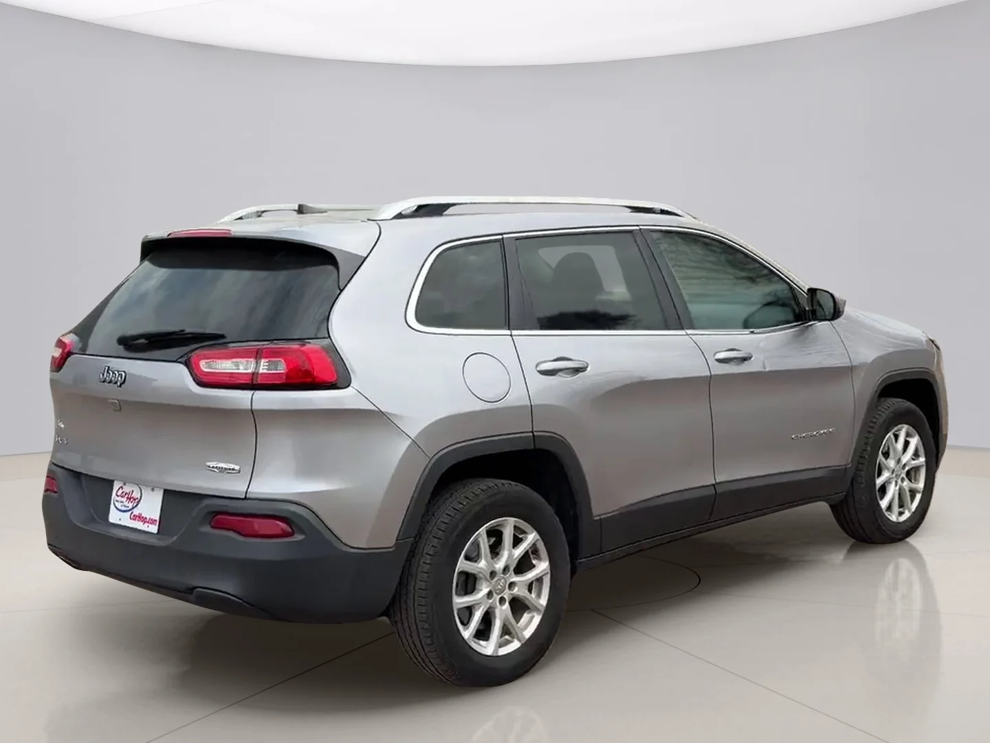 Used 2018 Silver Jeep LATITUDE image 5