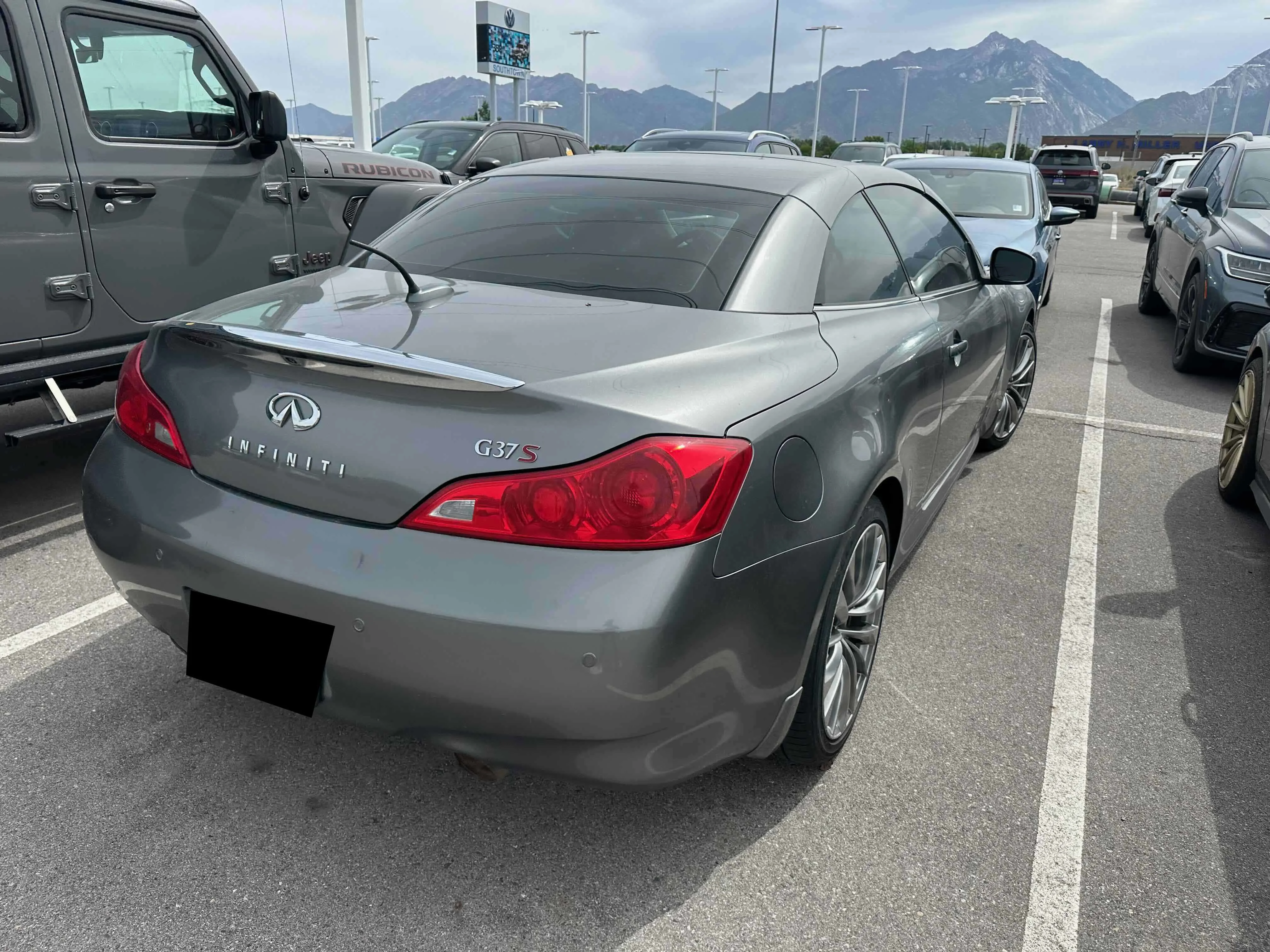 Used 2011 Graphite Shadow INFINITI Base image 4
