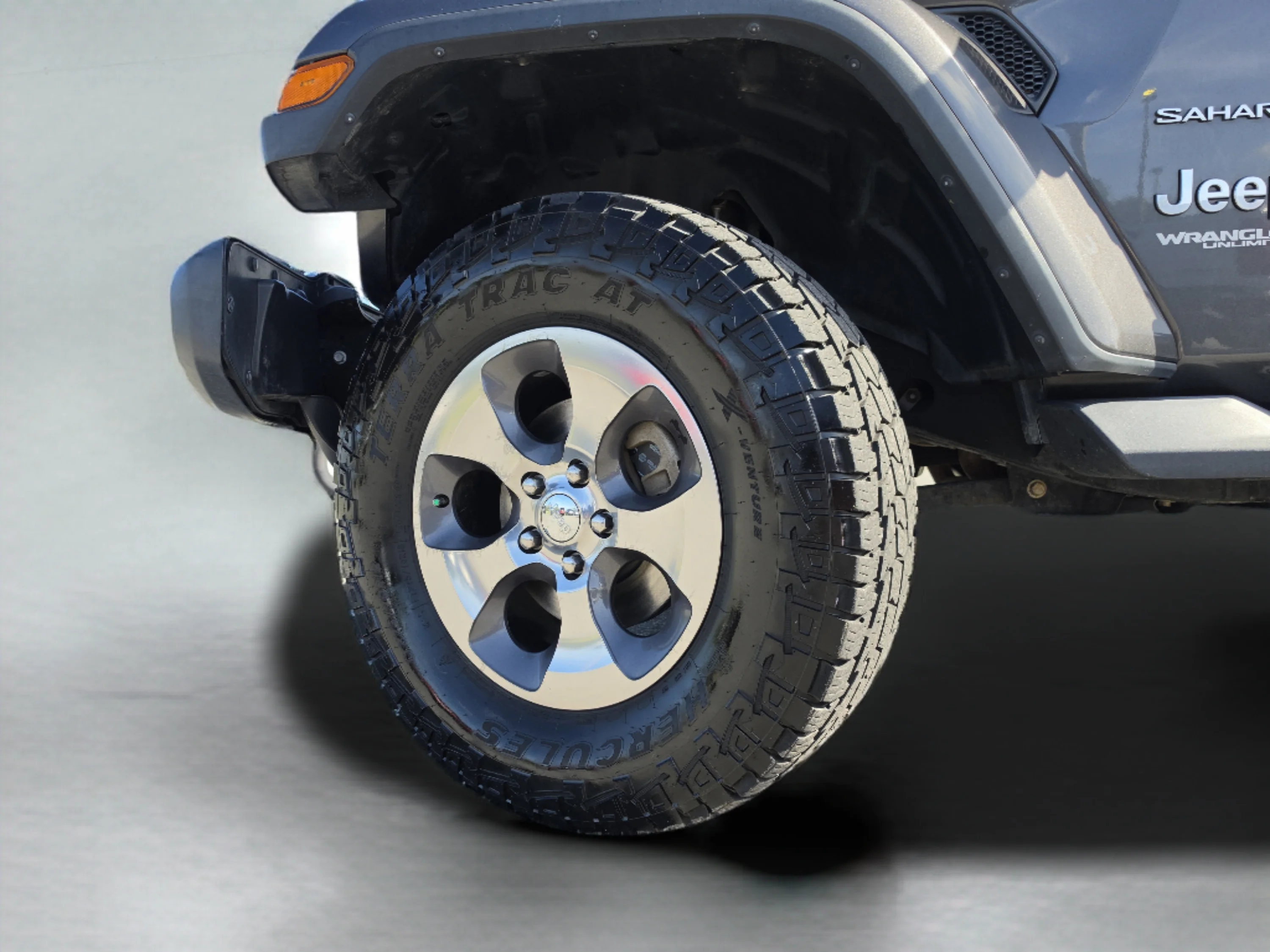 Used 2018 Granite Crystal Metallic Clearcoat Jeep Sahara image 38