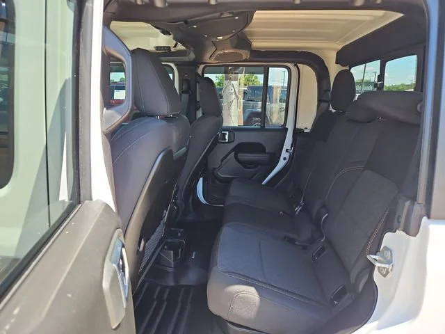Used 2024  Jeep Mojave image 11