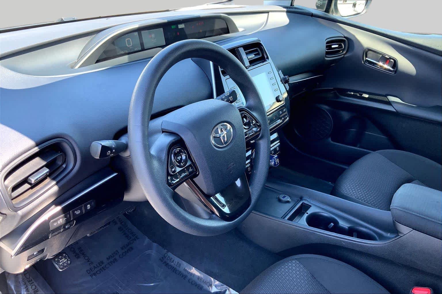 Used 2022 White Toyota LE image 17