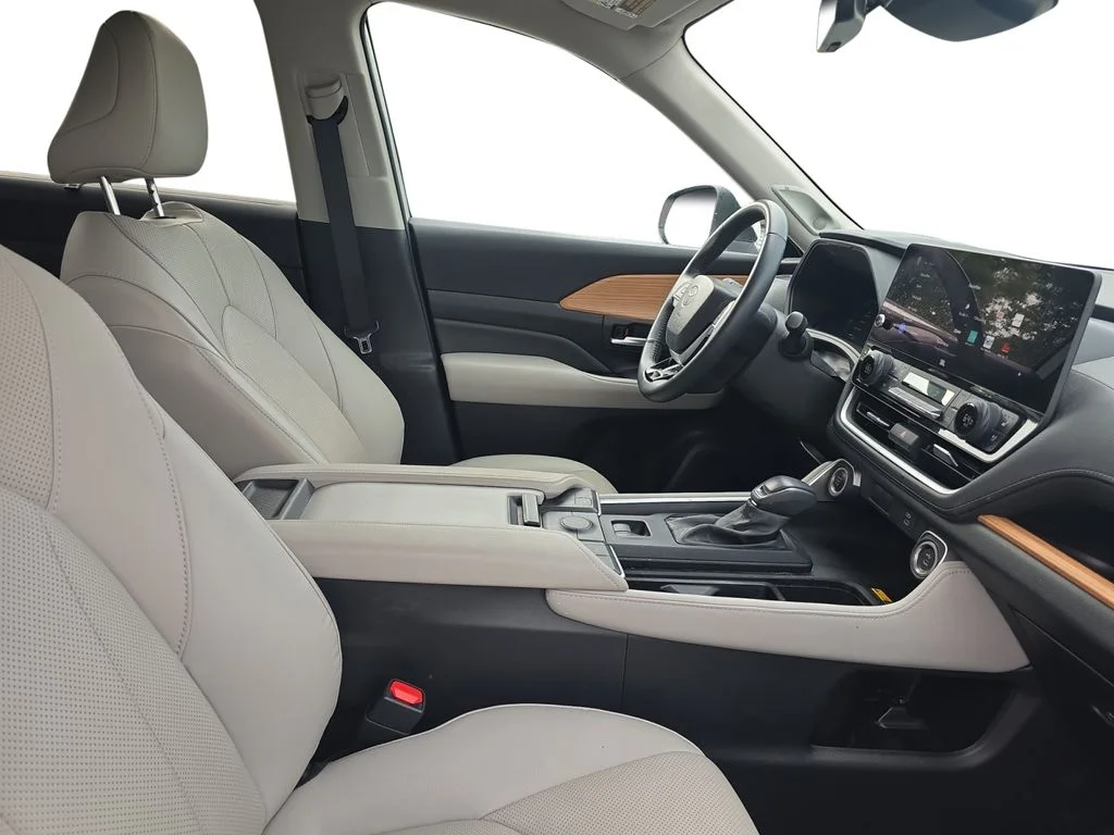 Used 2024 Wind Chill Pearl Toyota Limited image 24
