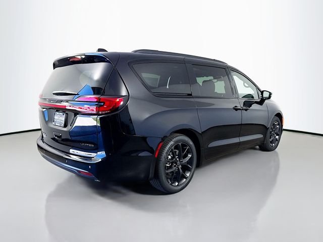 New 2027 Diamond Black Crystal Pearl-Coat Exterior Paint Chrysler Limited image 7