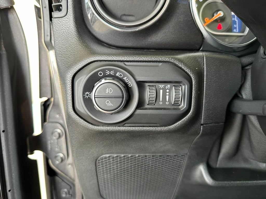 Used 2020 Gray Jeep Altitude image 18