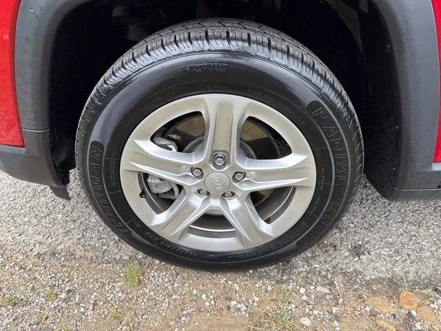 Used 2024  Jeep Latitude image 9