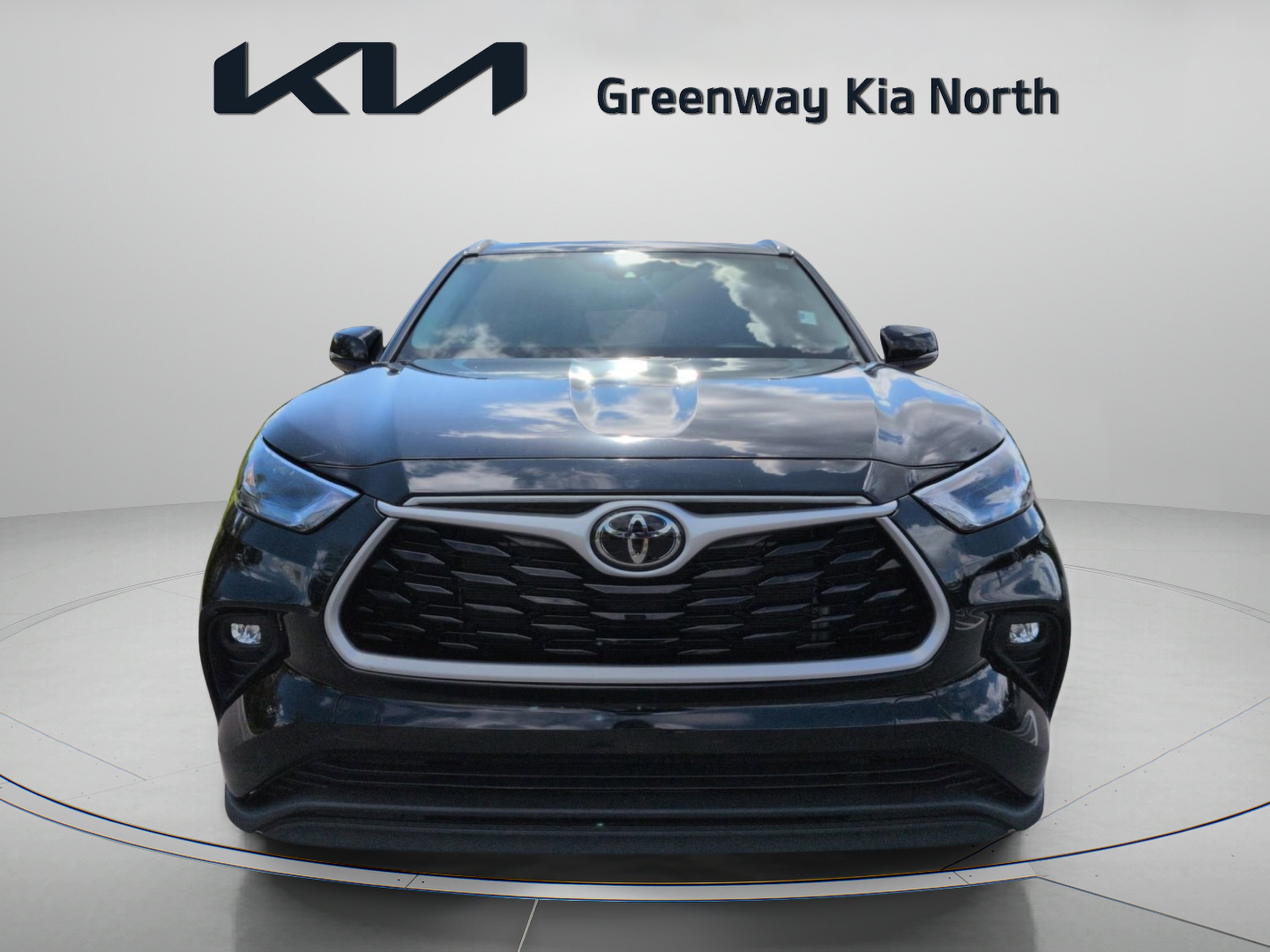 Used 2022 Midnight Black Metallic Toyota XLE image 3