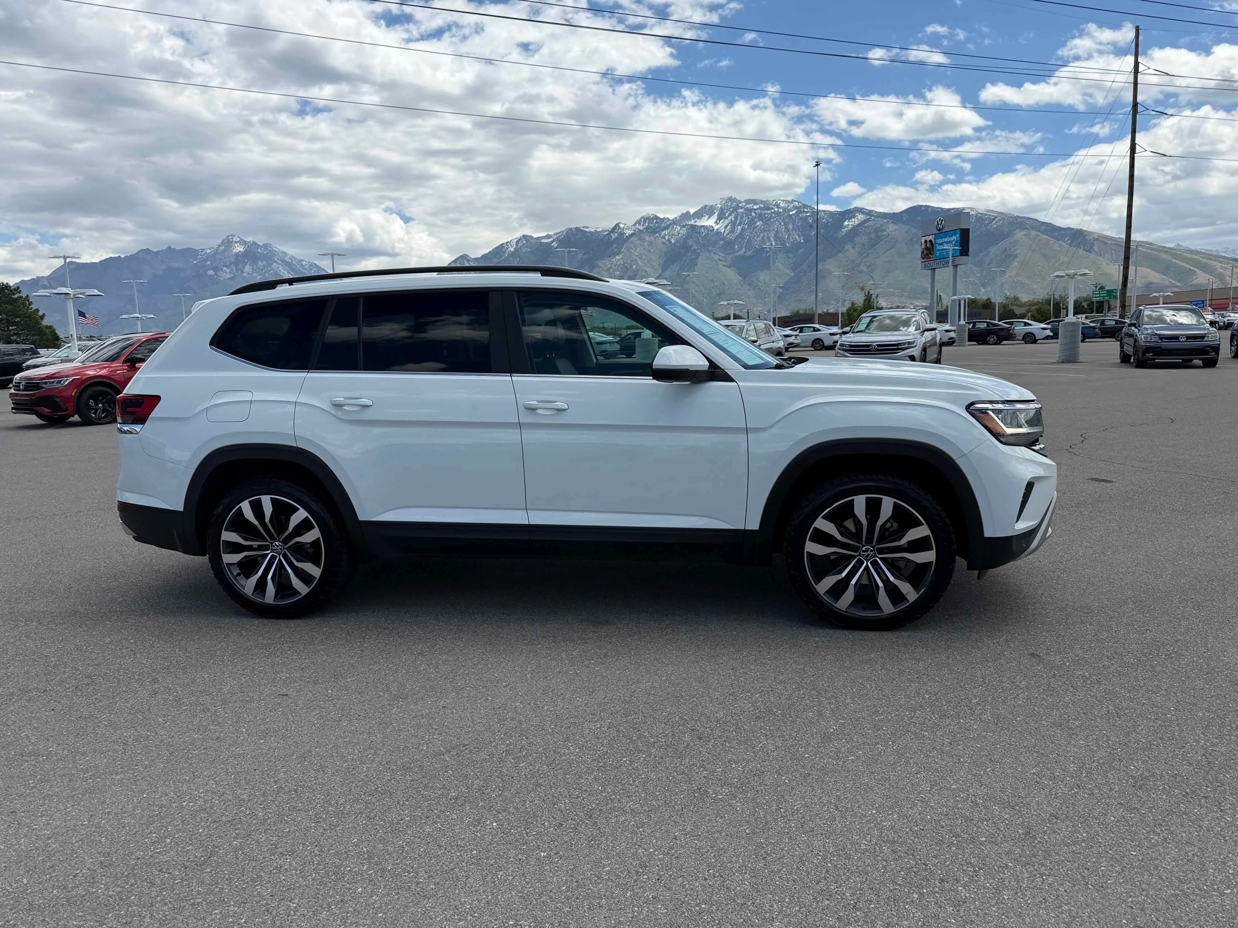 Used 2022 White Volkswagen 3.6L V6 SE w/Technology image 8