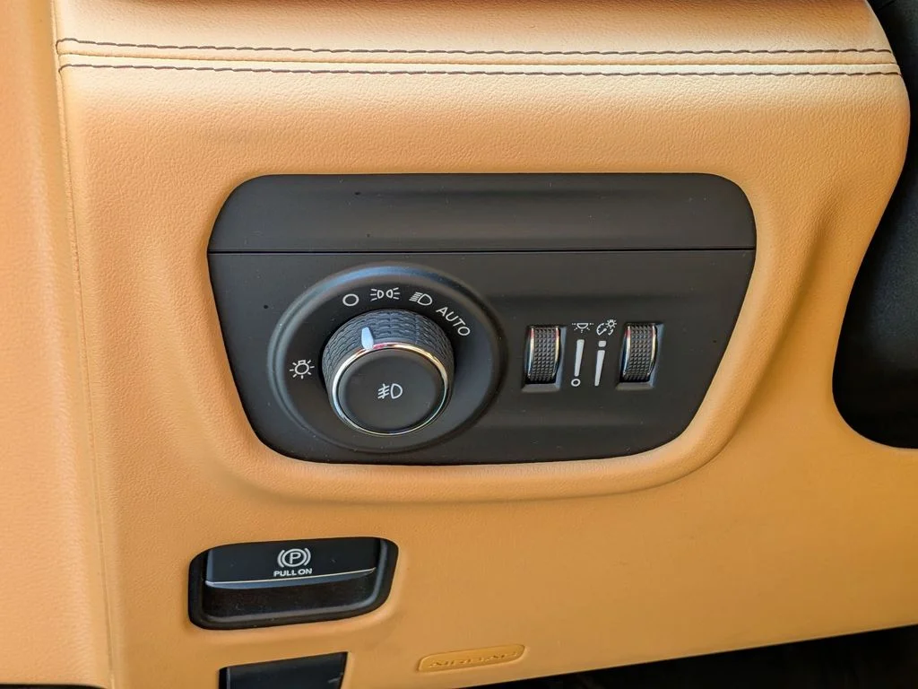 Used 2022 Black Jeep Summit image 19