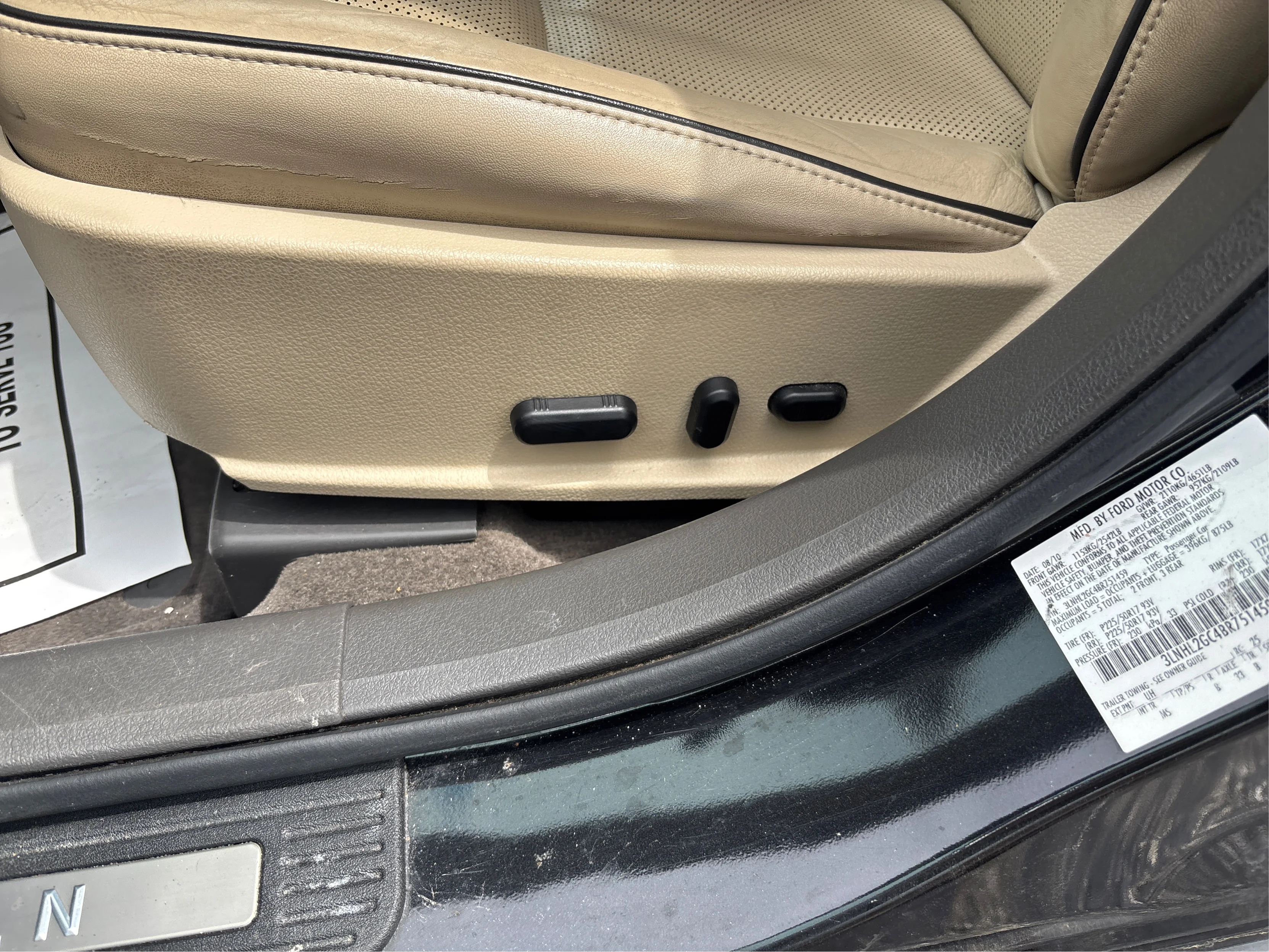 Used 2011 Black Lincoln base image 19
