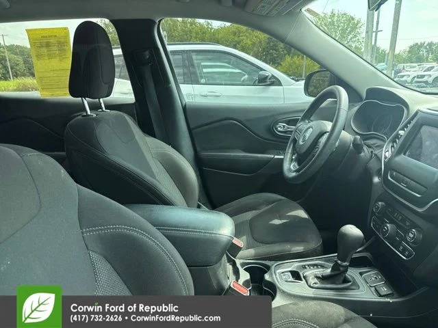 Used 2019 Velvet Red Pearlcoat Jeep Latitude image 10