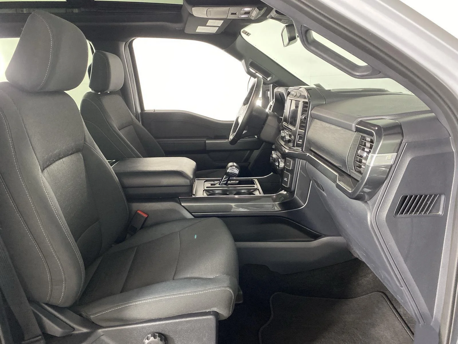 Used 2022 Space White Ford  image 27