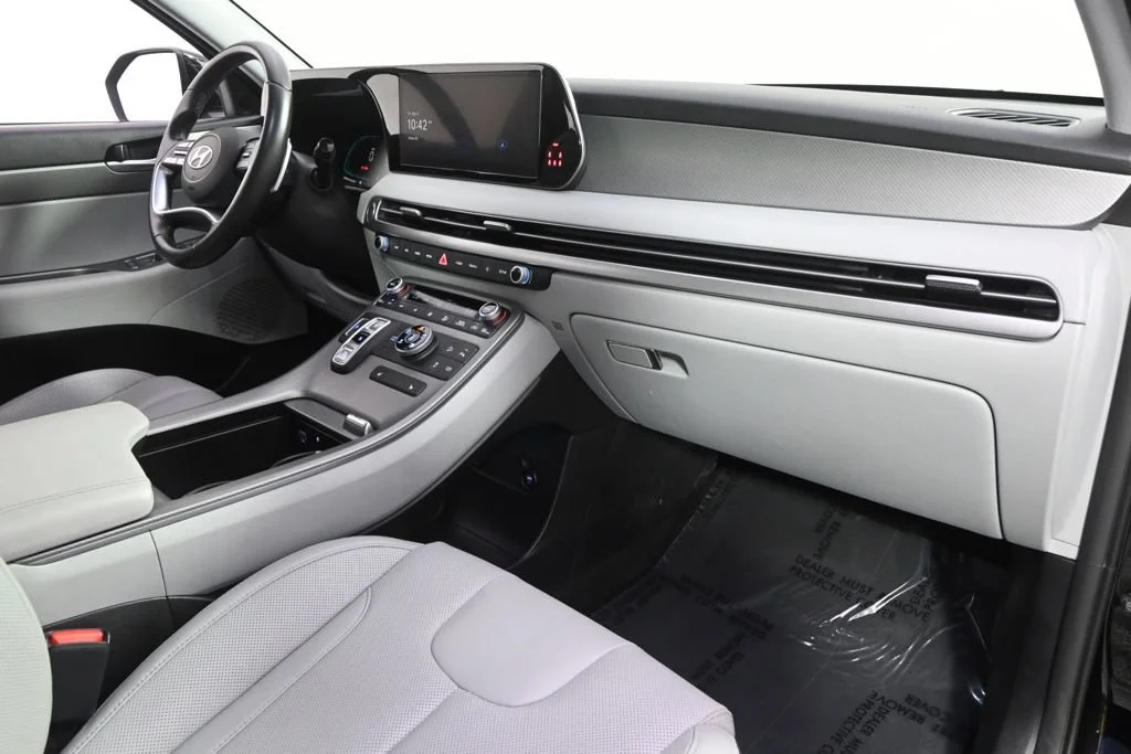 Used 2025 Black Hyundai SEL image 15