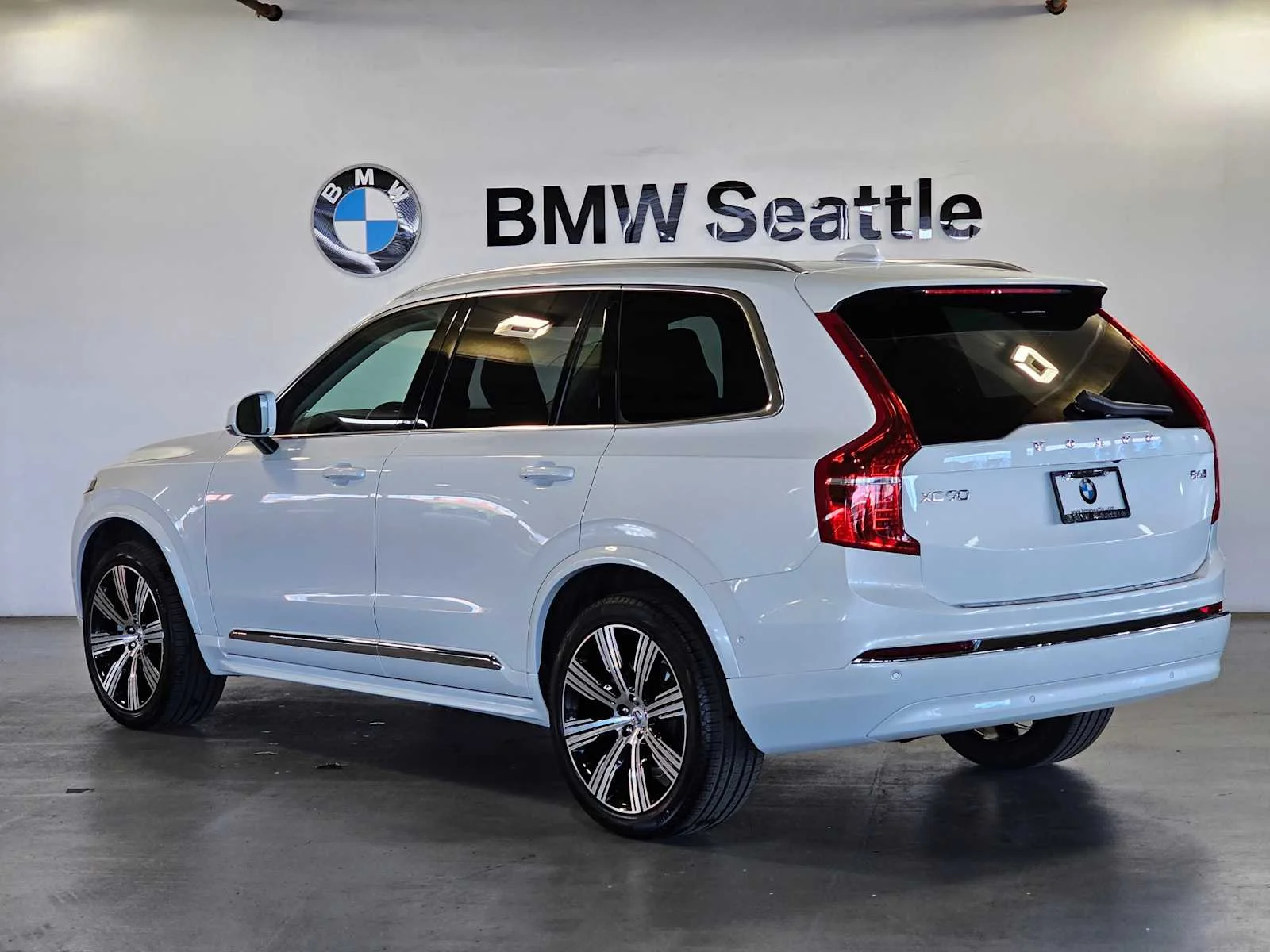Used 2025 Crystal White Metallic Volvo Ultra image 4