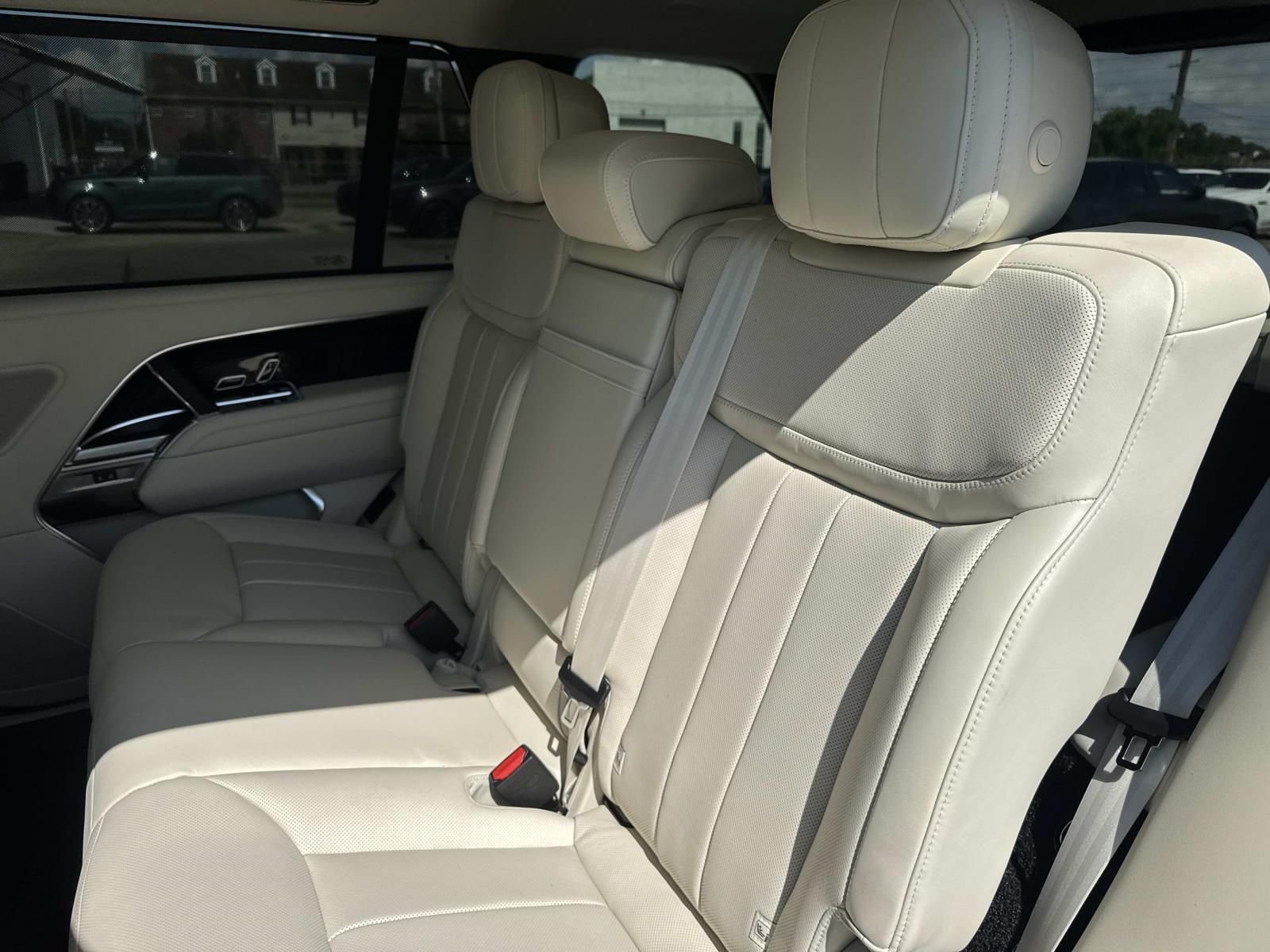 New 2026 Santorini Black Land Rover SE image 8