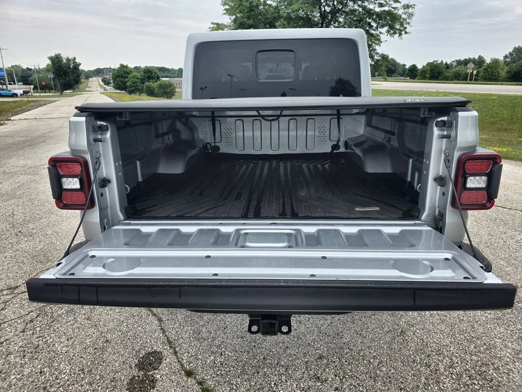 Used 2022 Silver Jeep Overland image 27
