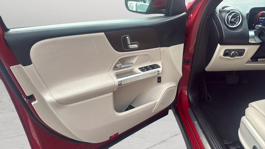 Used 2021 Red Mercedes-Benz GLB 250 image 10