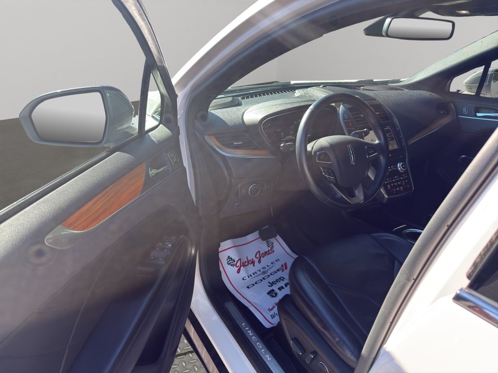 Used 2019 White Platinum Metallic Tri-Coat Lincoln Reserve image 6