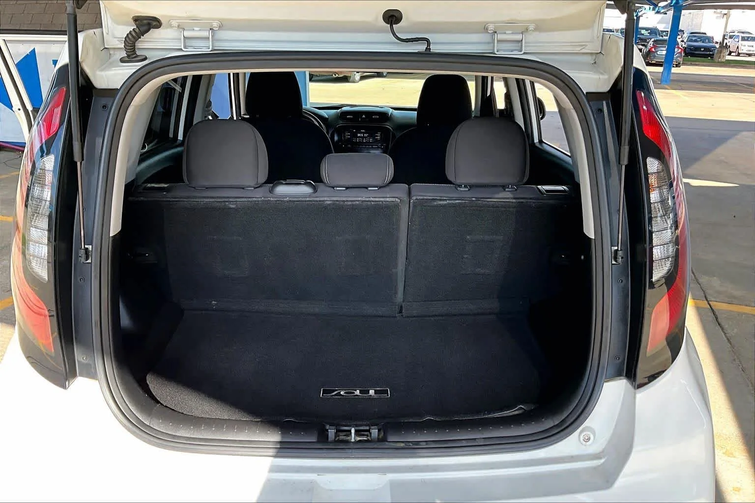 Used 2018 Clear White Kia Base image 33