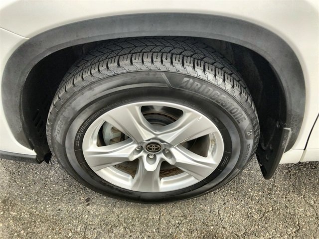 2024 Toyota Highlander LE photo 3