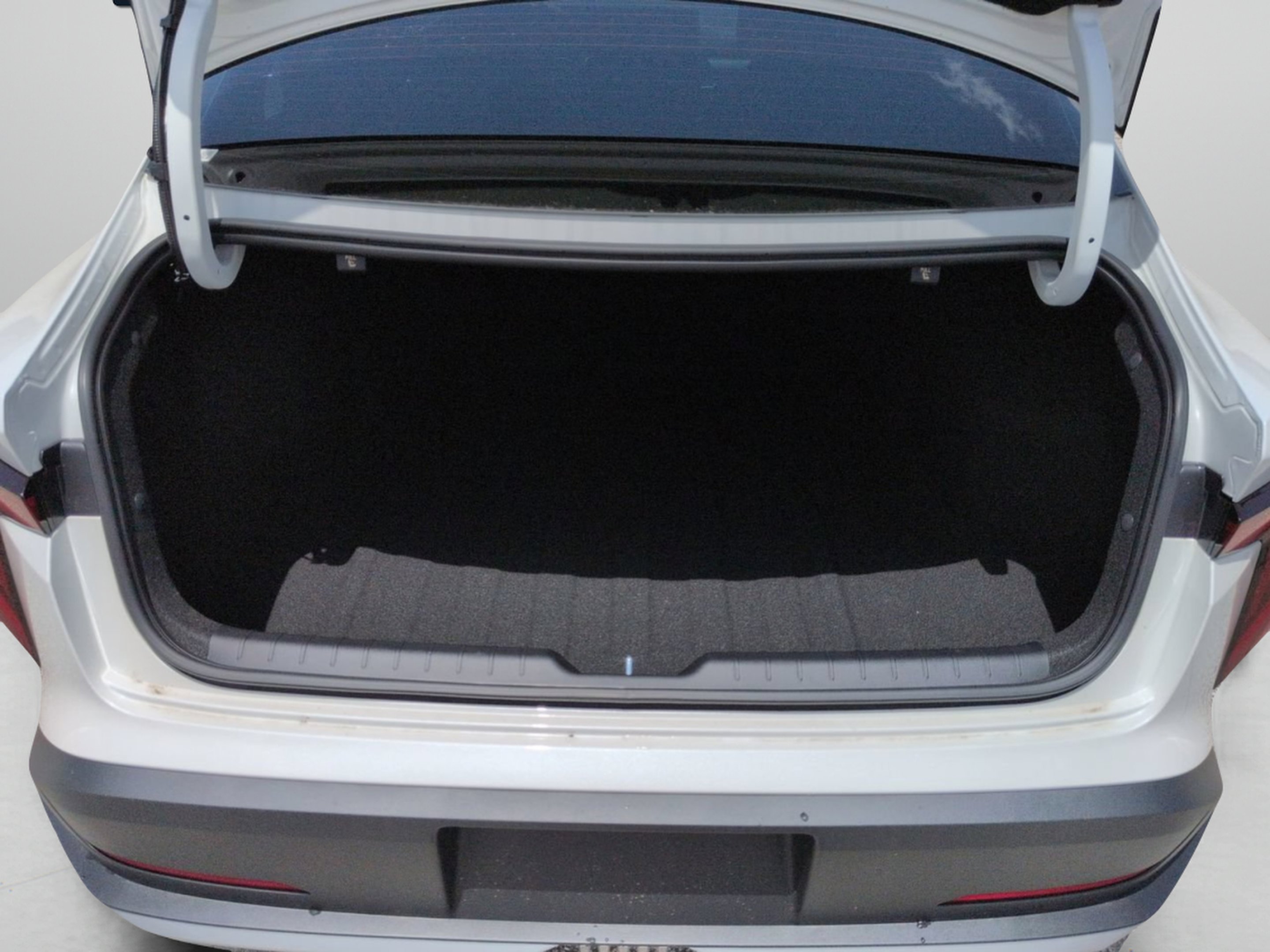 New 2026 Snow White Pearl Kia LXS image 10
