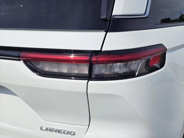 New 2026 Bright White Clear-Coat Exterior Paint Jeep Laredo image 9