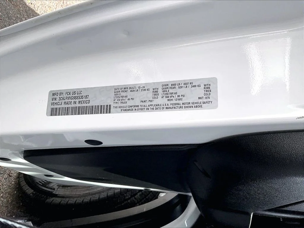 Used 2025 White Ram Base image 34