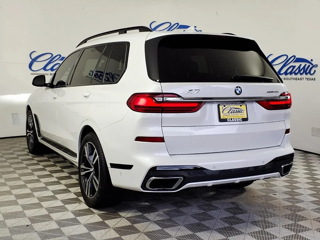 Used 2022 Mineral White M BMW xDrive40i image 2
