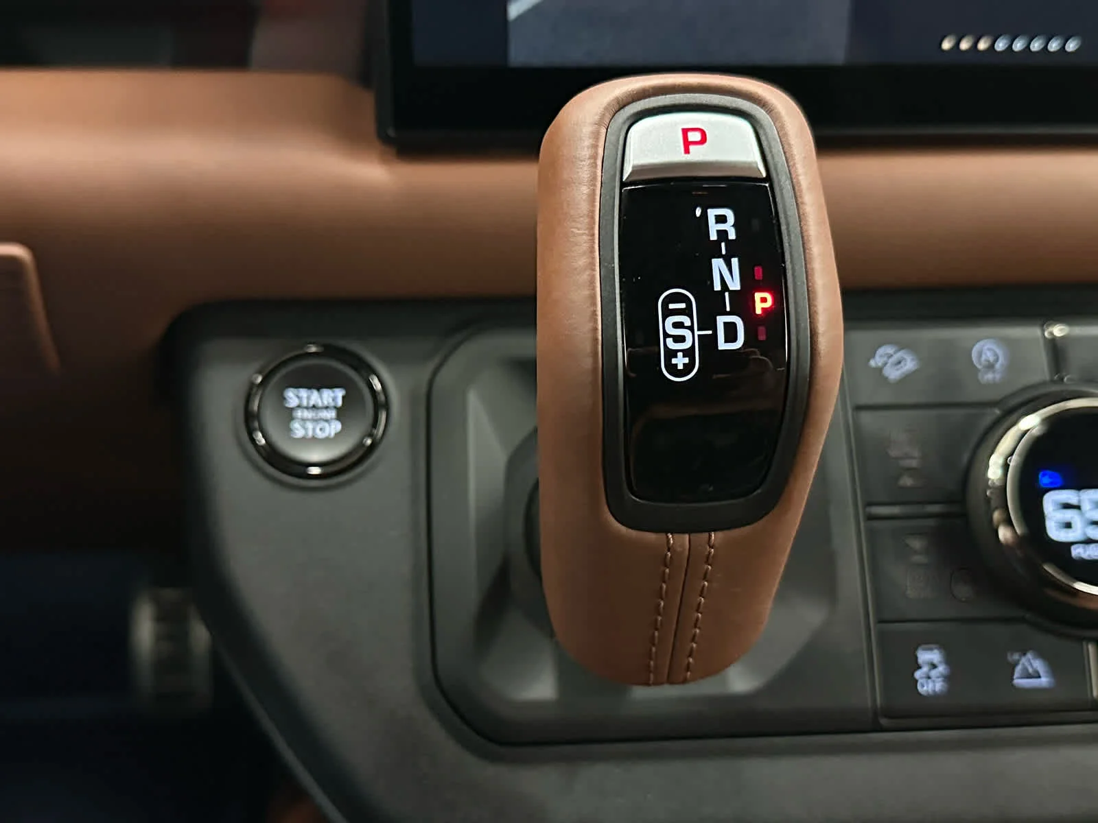 Used 2025 Petra Copper Premium Metallic Land Rover OCTA image 30