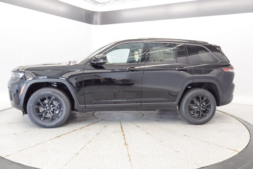 New 2026 Diamond Black Crystal Pearl-Coat Exterior Paint Jeep Altitude image 4