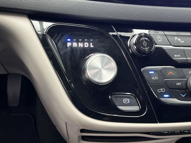 Used 2024 Silver Mist Clearcoat Chrysler Touring L image 25