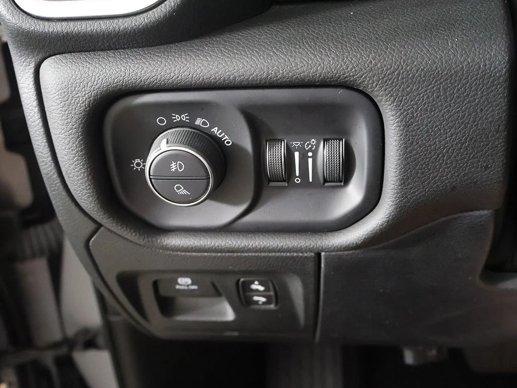 Used 2025 Silver Ram Laramie image 39
