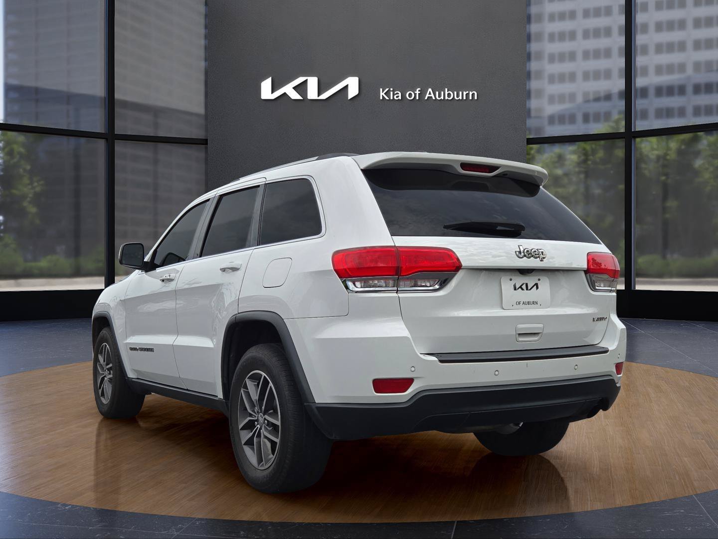 Used 2018 White Jeep Laredo E image 9