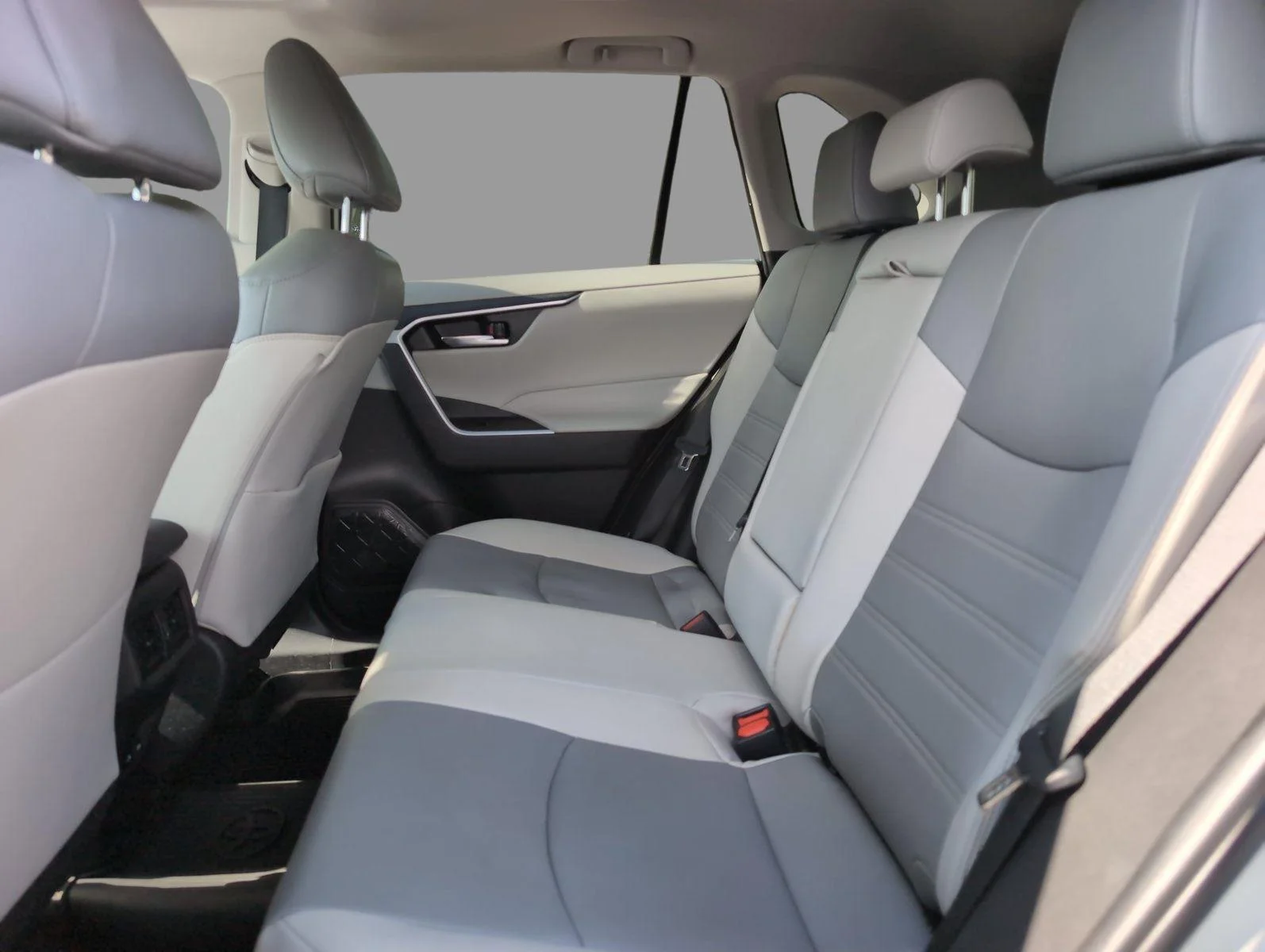 Used 2022 Blizzard Pearl Toyota Hybrid XLE Premium image 36