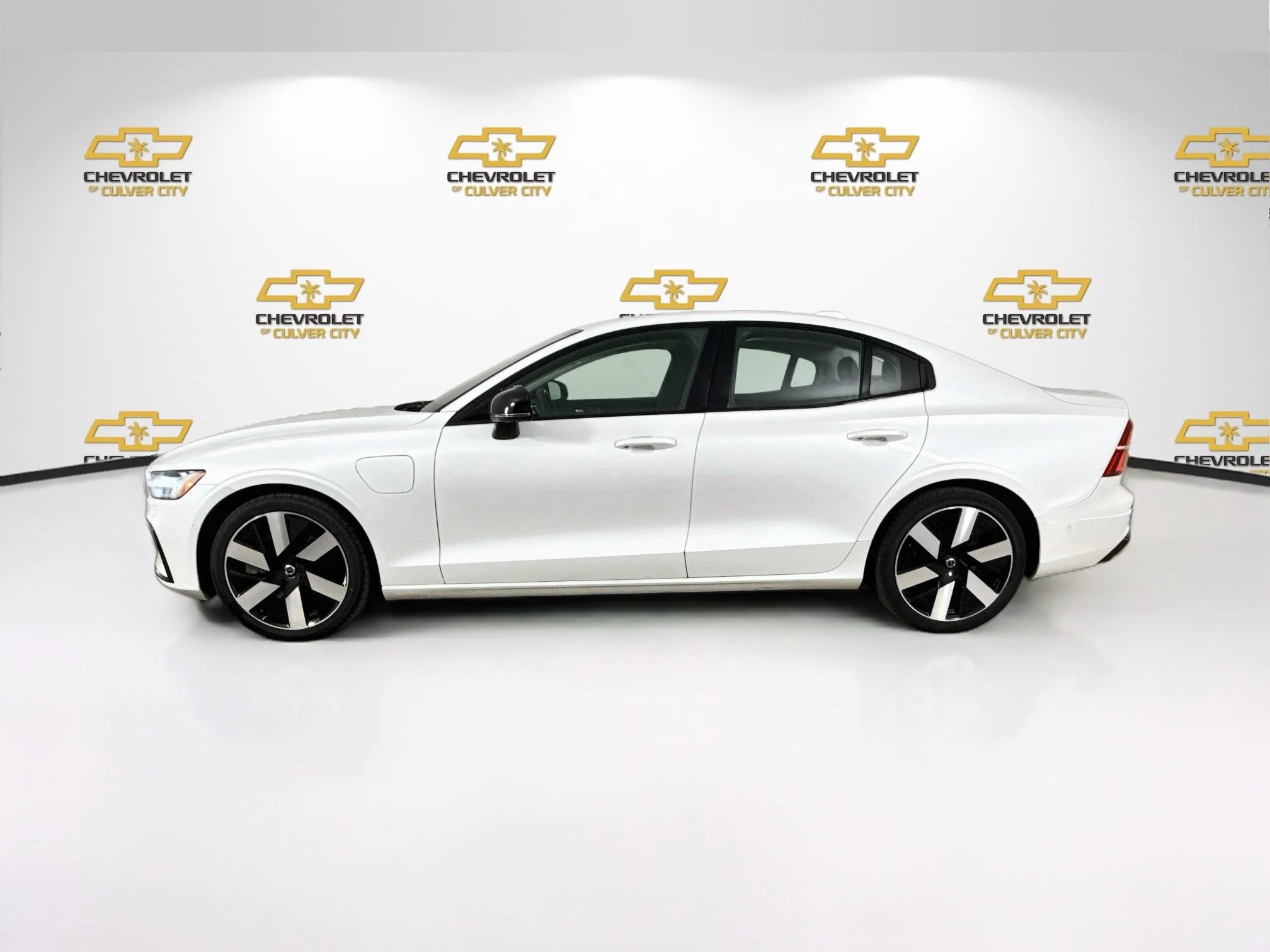Used 2024 White Volvo Plus Dark Theme image 5