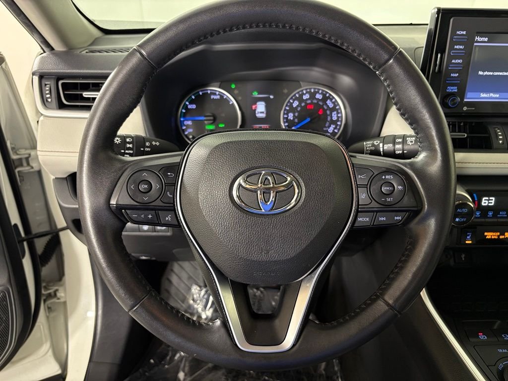 Used 2021 White Toyota XLE Premium image 20