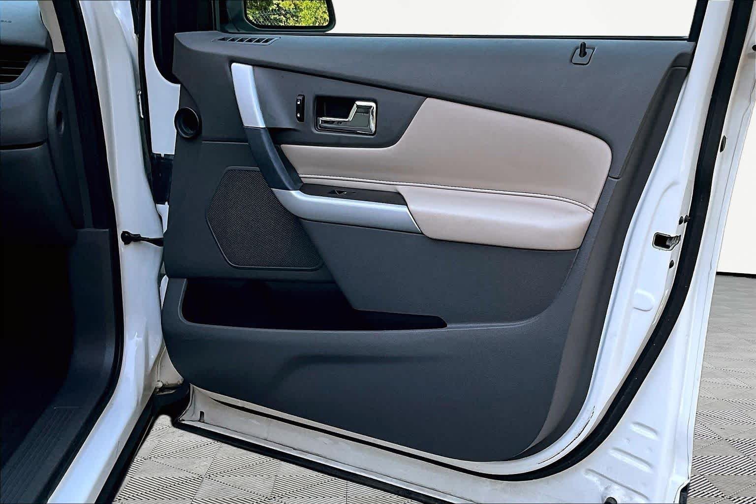 Used 2013 White Suede Ford SE image 23