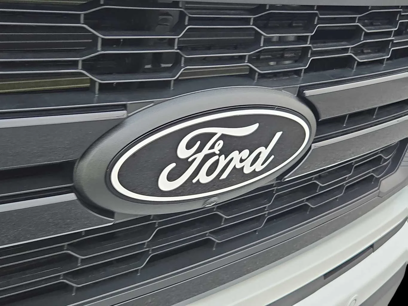 New 2026 Star White Metallic Tri-Coat Ford LARIAT image 17