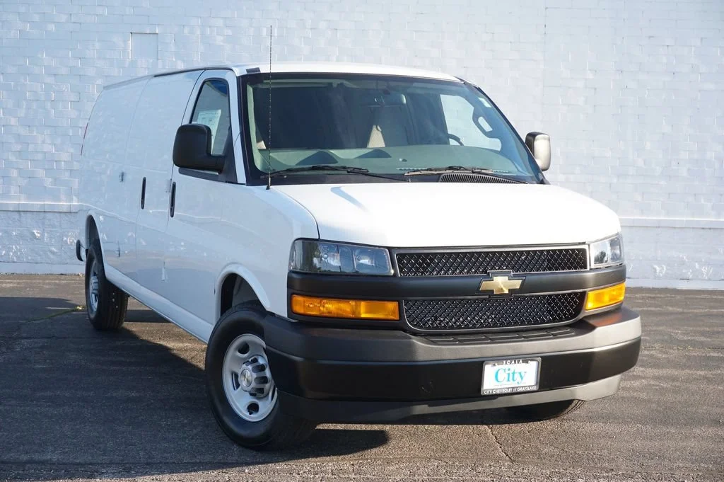 New 2026 Summit White Chevrolet WT image 4