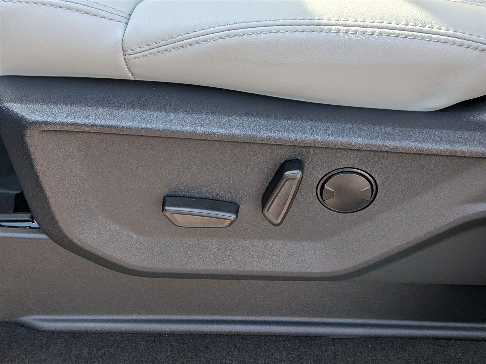New 2025 Agate Black Metallic Ford Platinum® MAX image 16