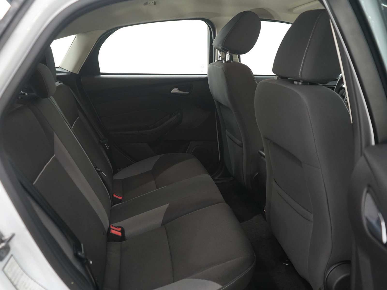 Used 2014 Oxford White Ford 5dr HB SE image 12