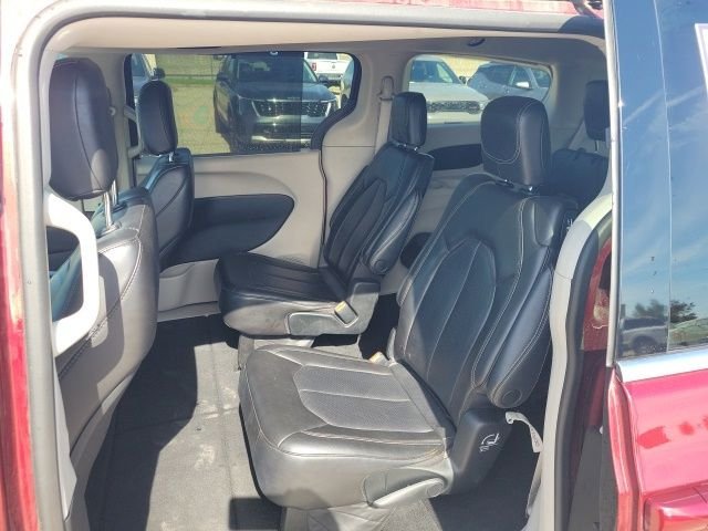 Used 2023 Velvet Chrysler Touring L image 17