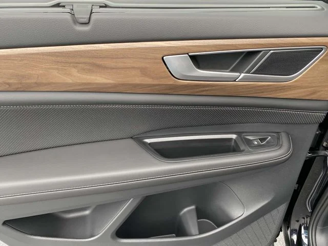 2025 Volkswagen Atlas SE w/Tech - Photo 10